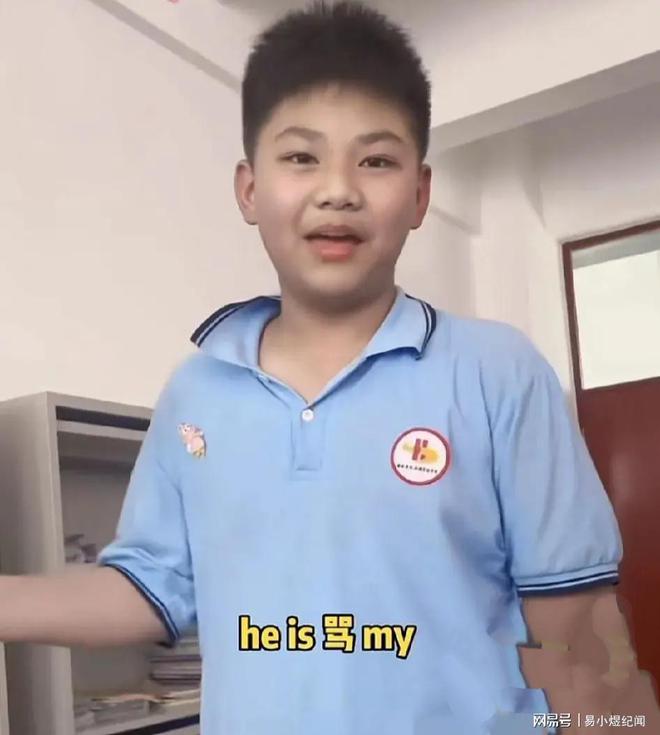 两个学生打架，老师要求用英语说明过程，没想到是散装英语-1.jpg