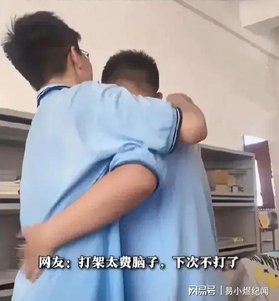 两个学生打架，老师要求用英语说明过程，没想到是散装英语-2.jpg