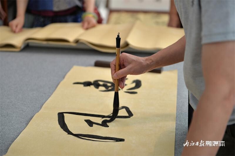 内自同城 | 打响大千艺术品牌！四川海峡大千书画院创作基地在内江落成-6.jpg
