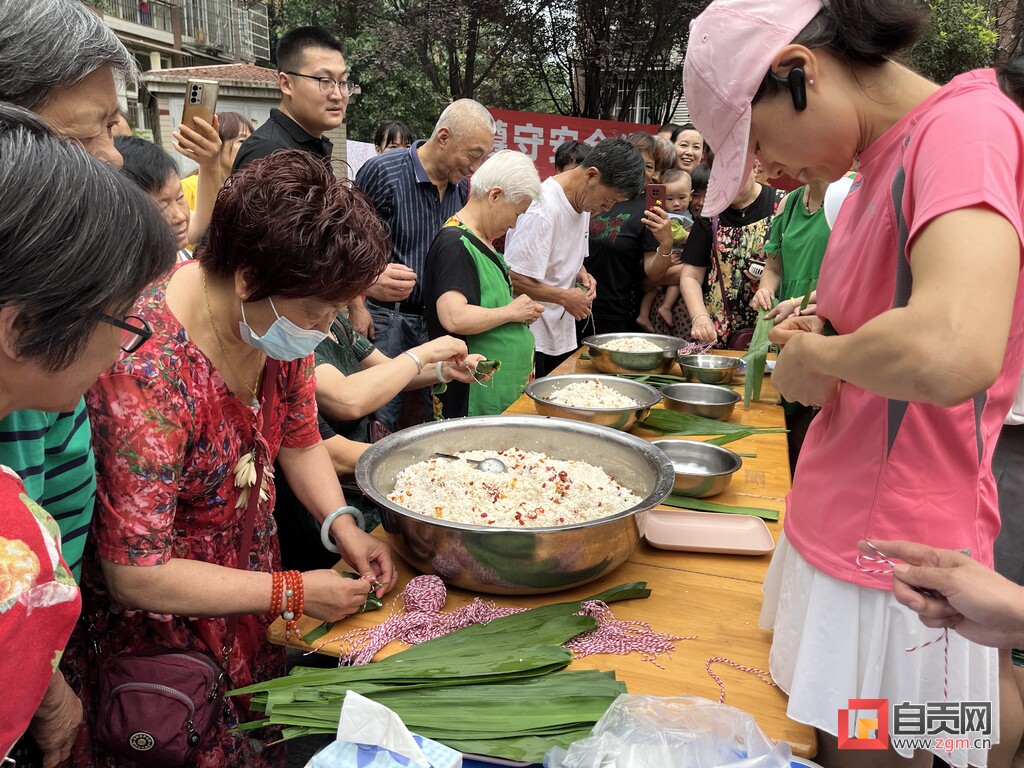 【网络中国节·端午】自流井区东街：包粽子 迎端午-1.jpg