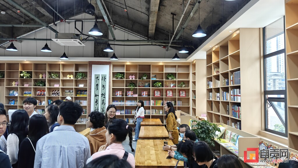 自贡第二家公益性城市书房——梵华1939城市书房正式对外开放-6.jpg