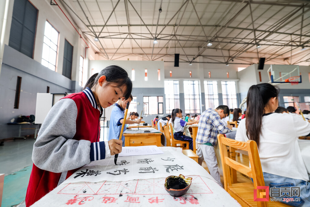 笔墨飘香 丹青竞秀 自贡举行中小学生现场书画比赛-4.jpg