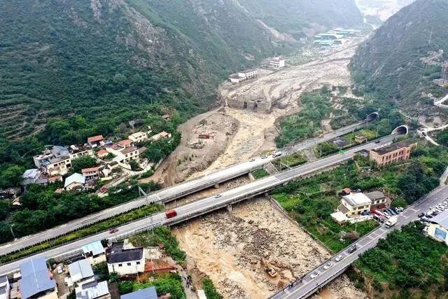 汛期安全再提示！遭遇山体滑坡、泥石流时如何避险自救→-1.jpg