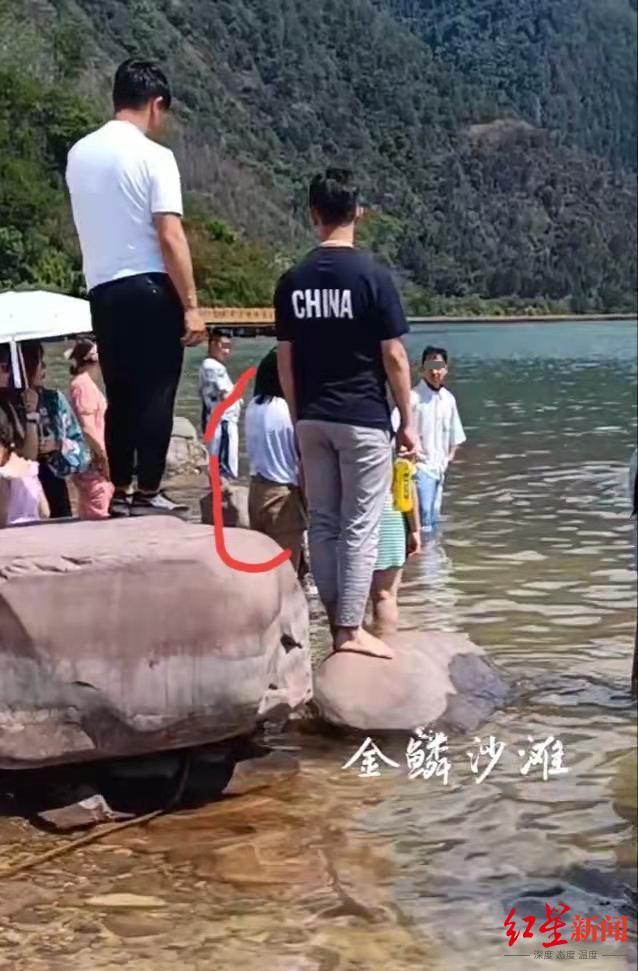 4名女孩邛海落水3人得救1人溺亡 对话救人者：对不起！尽力了，没救起她很心塞-2.jpg