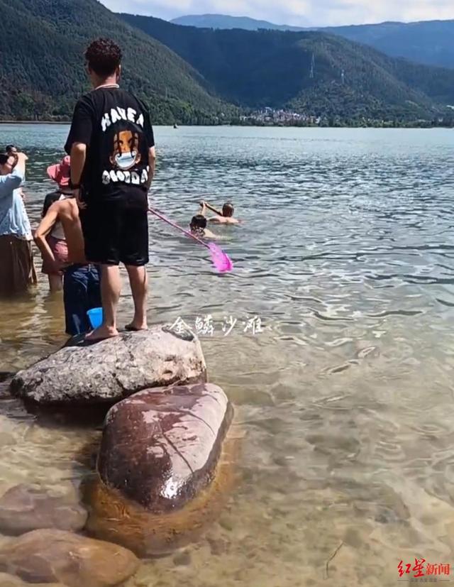 4名女孩邛海落水3人得救1人溺亡 对话救人者：对不起！尽力了，没救起她很心塞-5.jpg