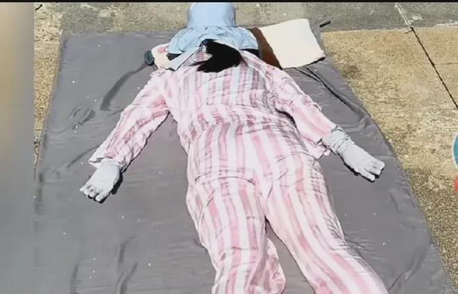 疯狂炎热！一女子竟然冒着35度高温全副武装趴地晒背，引发热议！-2.jpg