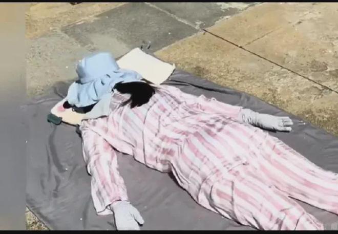 疯狂炎热！一女子竟然冒着35度高温全副武装趴地晒背，引发热议！-1.jpg