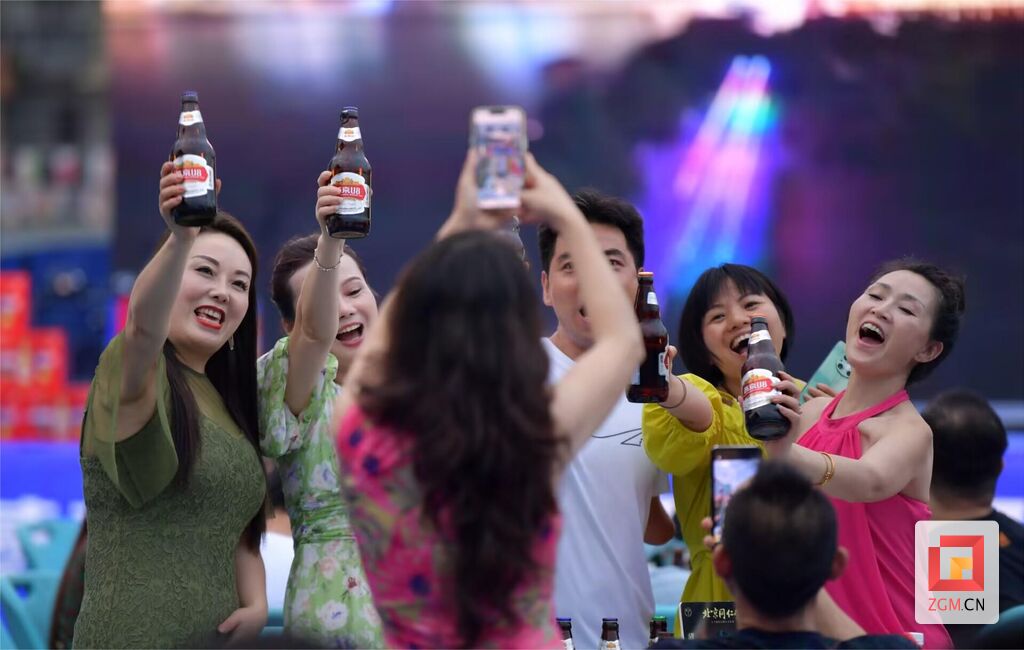 火红七月 自贡夜间消费新亮点为城市活力添彩-3.jpg