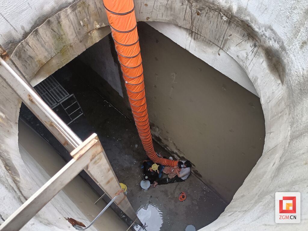 两名工人被困蓄水池，自贡消防紧急出动“送风”救人-1.jpg
