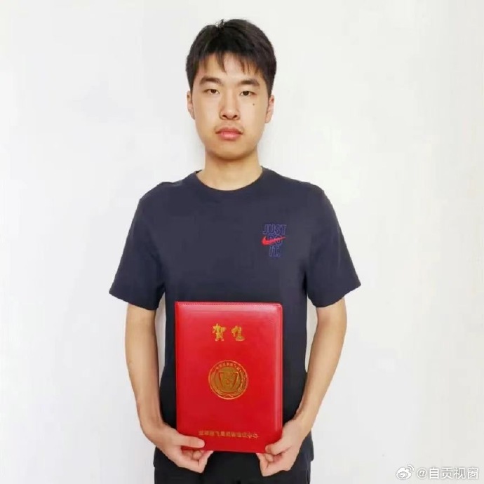 自贡5名学子圆飞行学员之梦-3.jpg