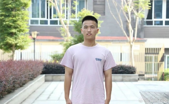 自贡5名学子圆飞行学员之梦-2.jpg