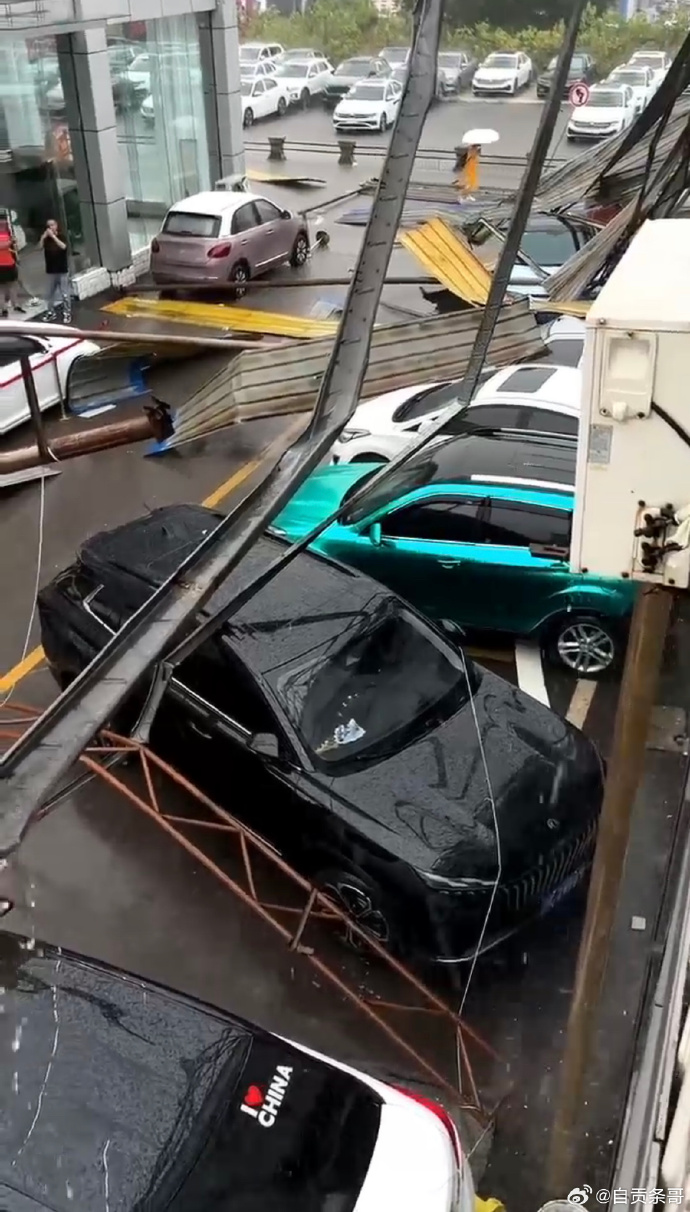 大风之后，贡井南环路一二手车市场受损严重，雨棚被吹塌，多车受损。  ​​​-1.jpg