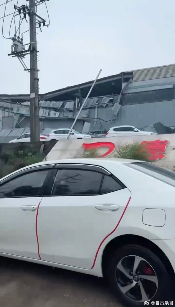 大风之后，贡井南环路一二手车市场受损严重，雨棚被吹塌，多车受损。  ​​​-4.jpg