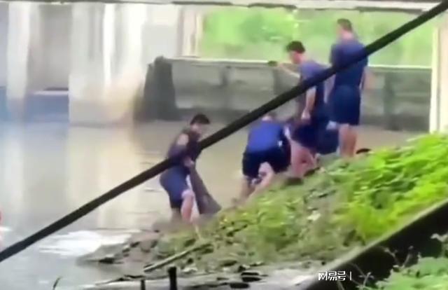英雄一路走好! 安徽2名辅警为救溺水人员均遇难, 其中一人刚订婚-2.jpg