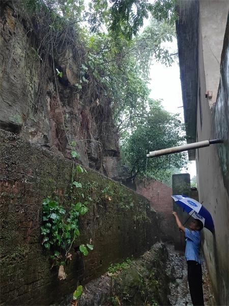 暴雨来袭 自贡紧急避险转移群众306人-1.jpg
