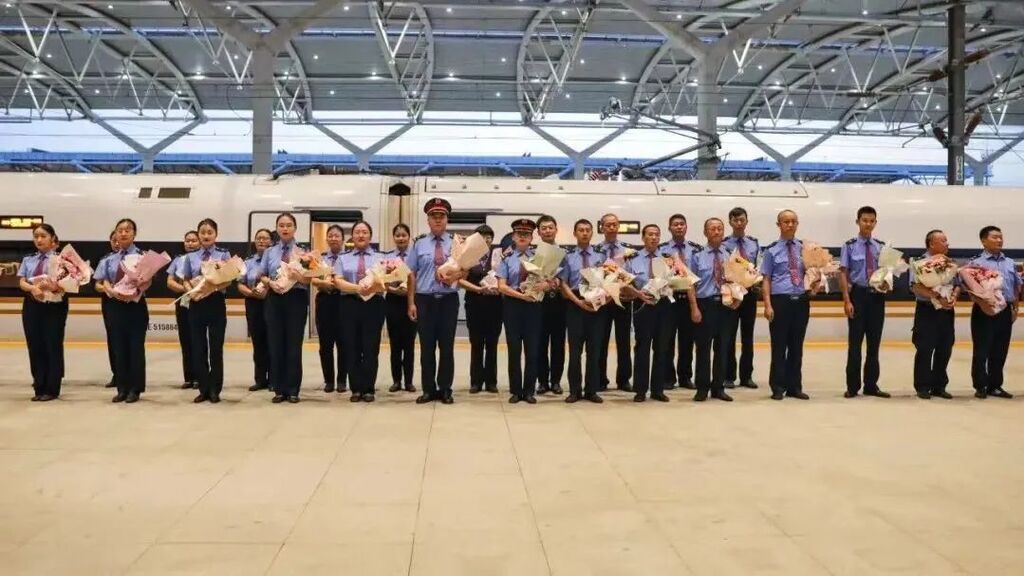每人奖励10000元！“英雄班组”回家了-3.jpg