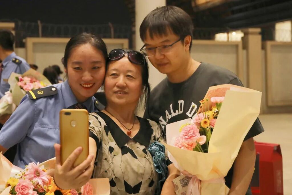 每人奖励10000元！“英雄班组”回家了-14.jpg