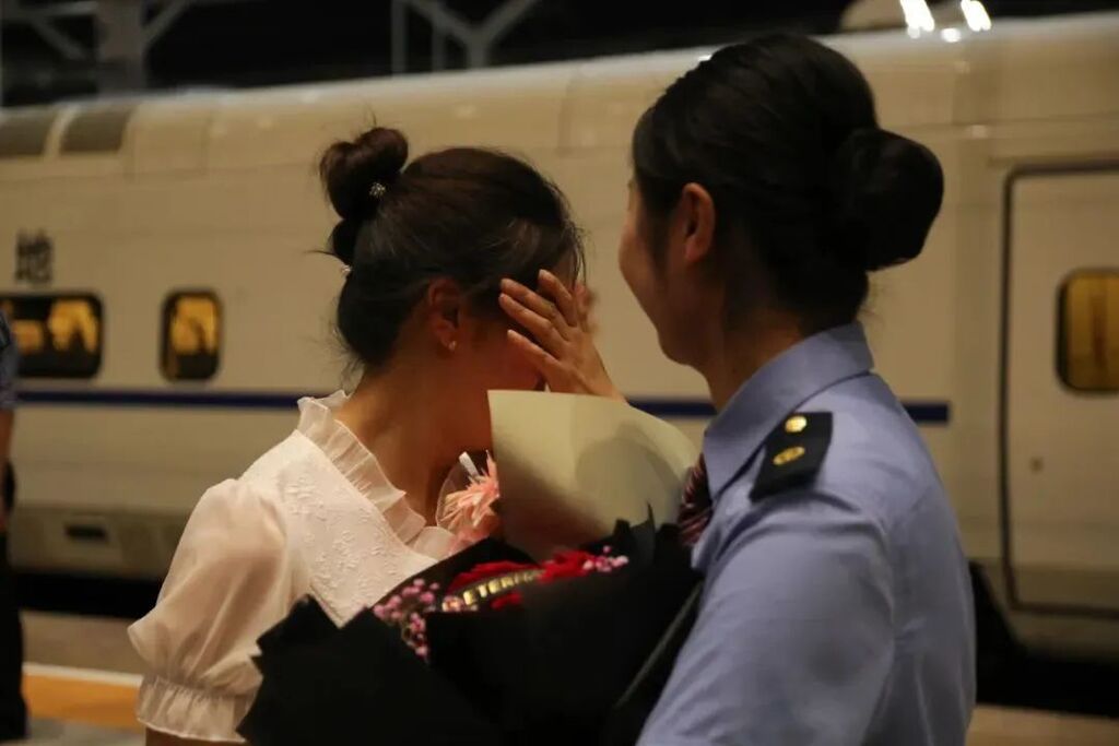每人奖励10000元！“英雄班组”回家了-11.jpg