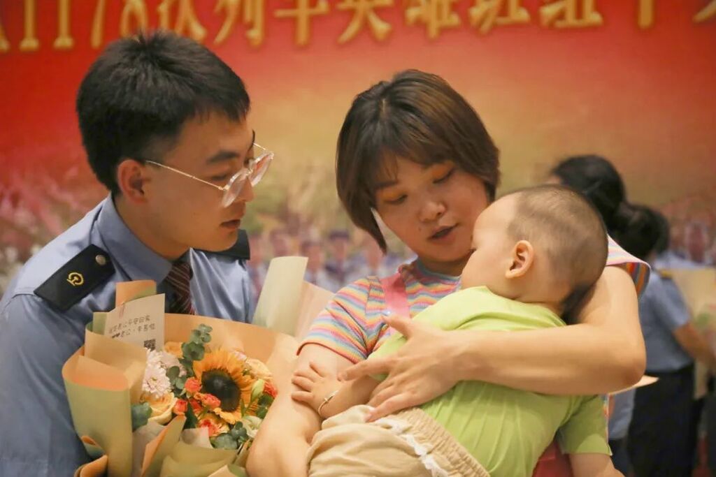 每人奖励10000元！“英雄班组”回家了-13.jpg