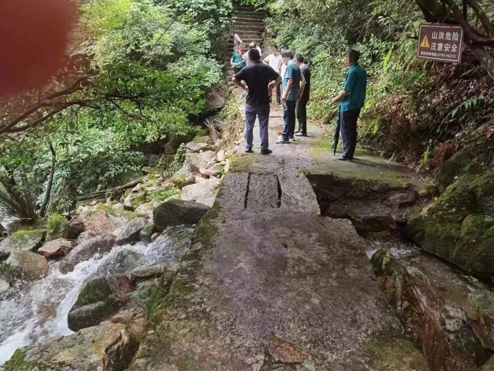 安徽女子江西5A景区旅游遇难，疑遭遇山洪暴发被冲走，家人索赔260万-2.jpg