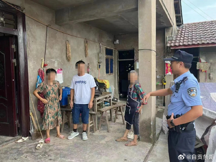 荣县小伙漂泊20余年回家路迷，派出所助其找到同村亲人，母子抱头痛哭-2.jpg