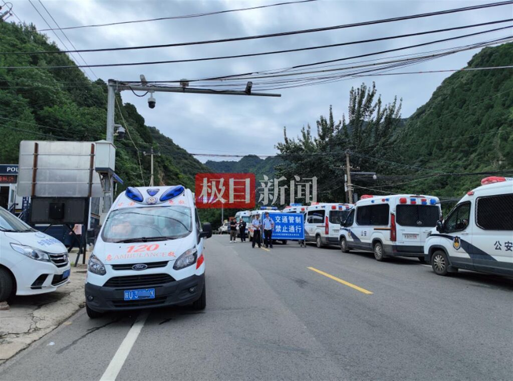 西安秦岭山洪亲历者：洪水从山上冲下来像黄河瀑布，瞬间覆盖道路-2.jpg