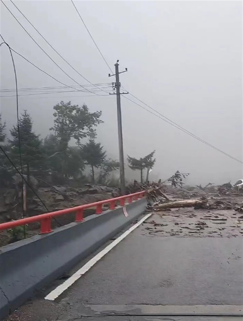 西安秦岭山洪亲历者：洪水从山上冲下来像黄河瀑布，瞬间覆盖道路-1.jpg