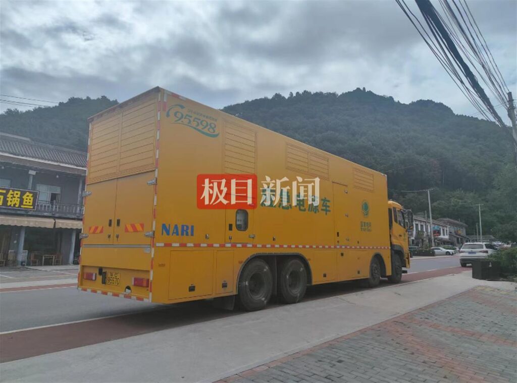 西安秦岭山洪亲历者：洪水从山上冲下来像黄河瀑布，瞬间覆盖道路-3.jpg