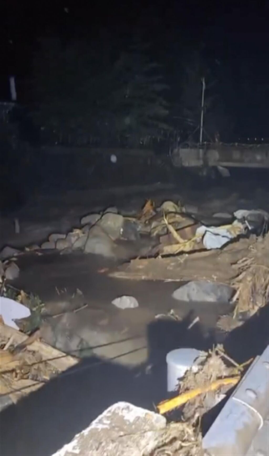 西安秦岭山洪亲历者：洪水从山上冲下来像黄河瀑布，瞬间覆盖道路-4.jpg
