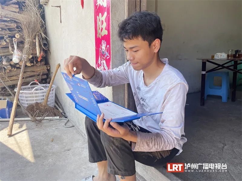 正在打谷子的小伙，收到985录取通知书！曾一个人默默哭…-5.jpg