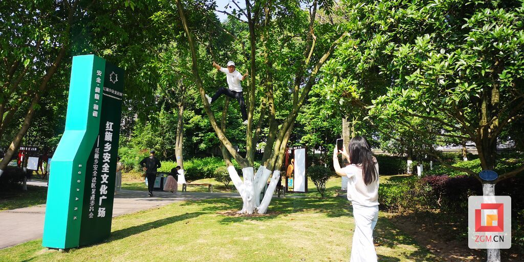 暑假游持续升温 不文明行为“闹心”-1.jpg