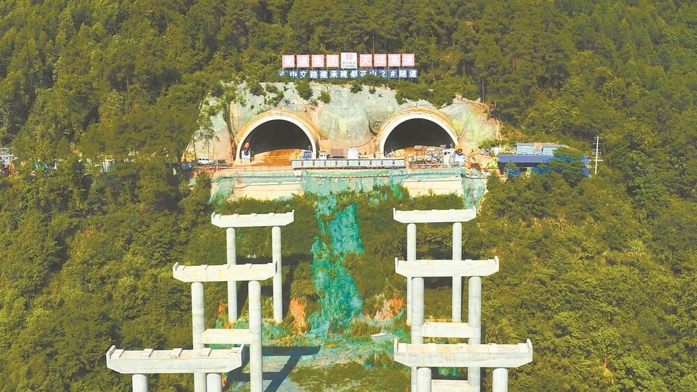 成渝铁路“换装升级”、天邛高速梨花山2号隧道双洞贯通…多个重大交通项目进度条再...-1.jpg