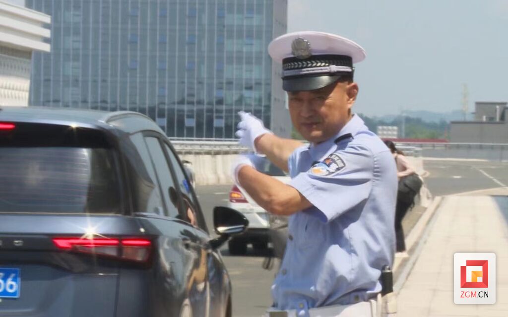 【记录·战高温】交警日记：“汗”卫交通安全-1.jpg