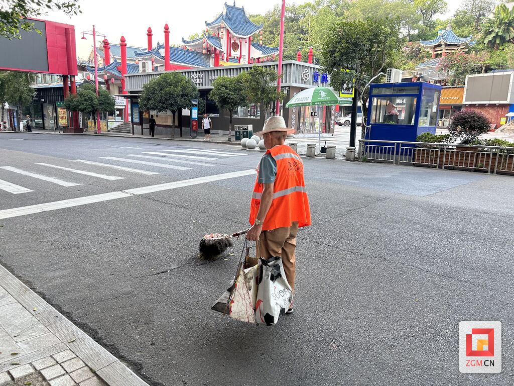 【记录·战高温】高温下的环卫工：头顶点点星光 扮靓美丽市容-2.jpg
