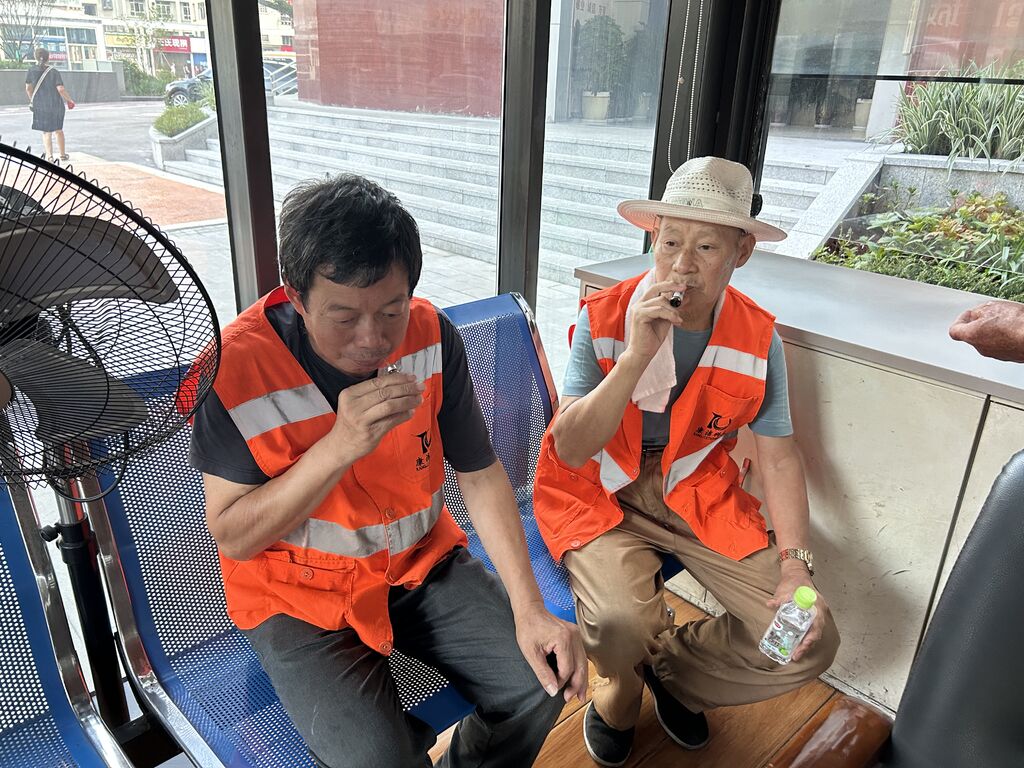 【记录·战高温】高温下的环卫工：头顶点点星光 扮靓美丽市容-3.jpg