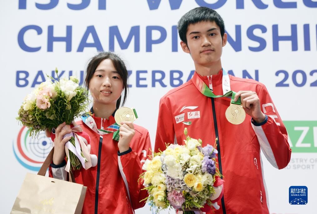 射击世锦赛：黄雨婷/盛李豪获10米气步枪混合团体冠军-1.jpg