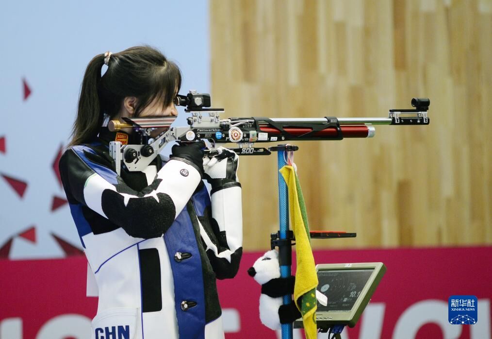 射击世锦赛：黄雨婷/盛李豪获10米气步枪混合团体冠军-3.jpg