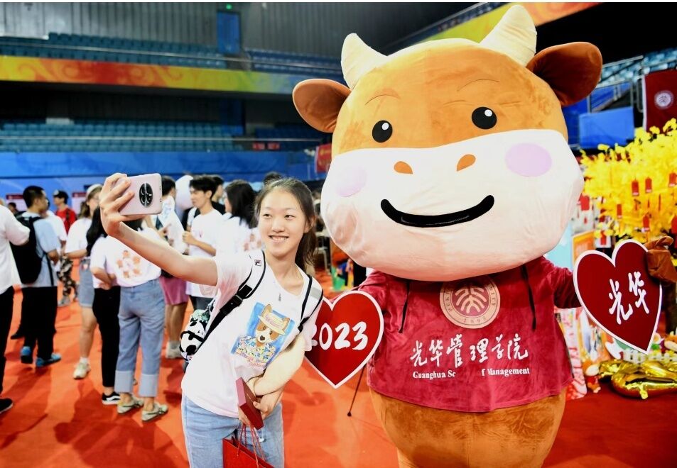 北大迎来4483名本科新生！“敬礼娃娃”郎铮低调报到-3.jpg