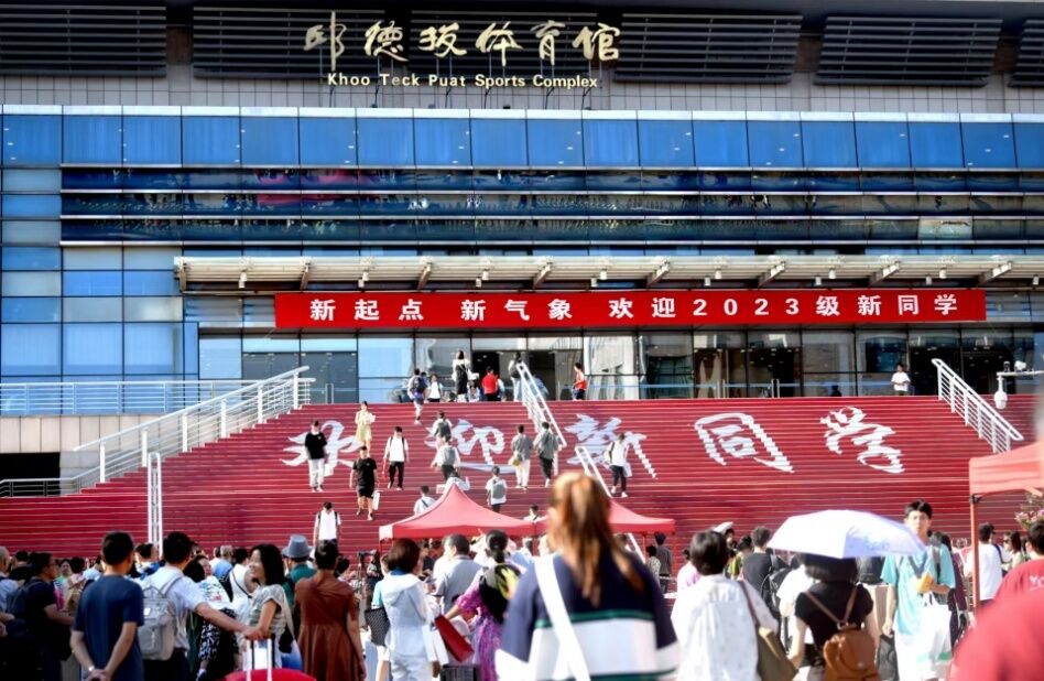 北大迎来4483名本科新生！“敬礼娃娃”郎铮低调报到-2.jpg