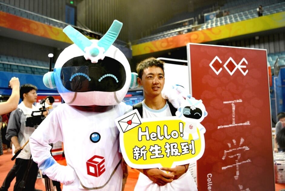 北大迎来4483名本科新生！“敬礼娃娃”郎铮低调报到-4.jpg