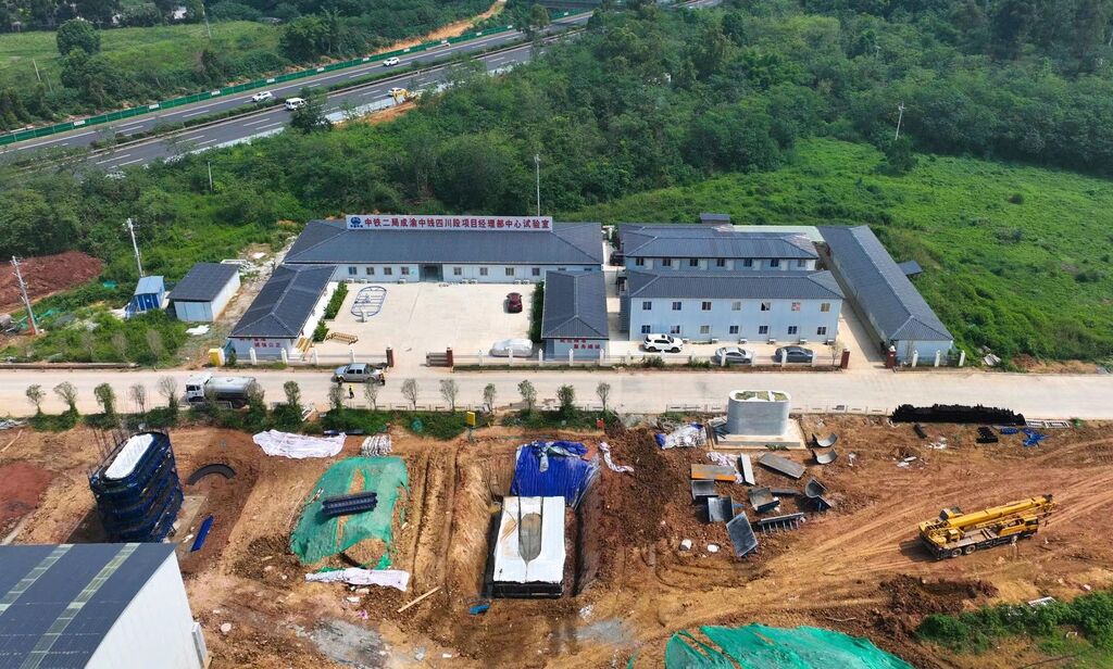 成渝中线高铁四川段首个墩身浇筑完成-2.jpg