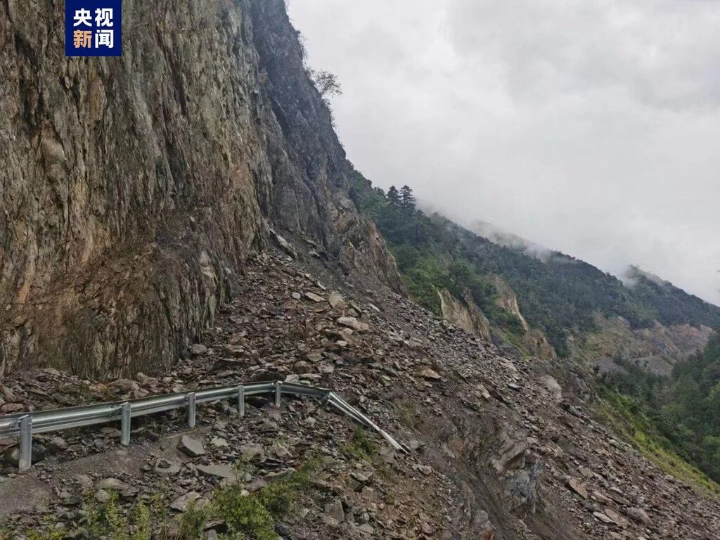 受强降雨影响 香格里拉至稻城公路大面积塌方-2.jpg