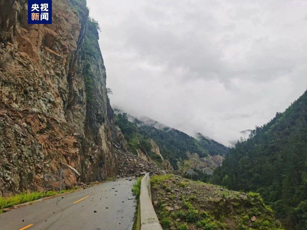 受强降雨影响 香格里拉至稻城公路大面积塌方-1.jpg