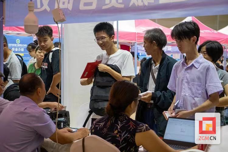 大学“萌新”报到！四川轻化工大学迎新有趣又有爱-3.jpg