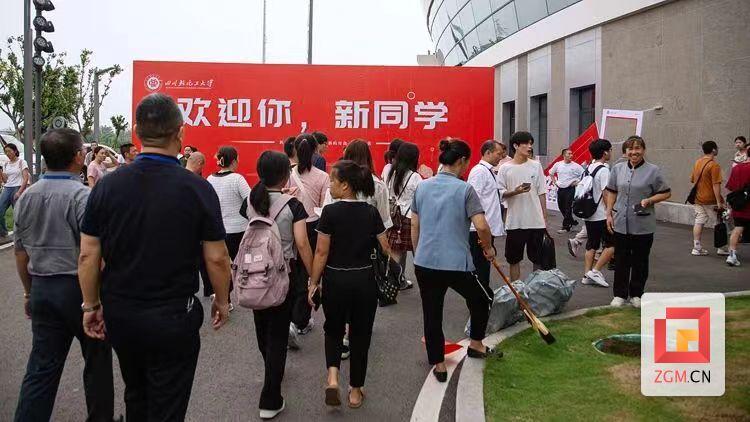 大学“萌新”报到！四川轻化工大学迎新有趣又有爱-2.jpg
