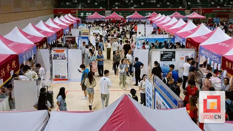 大学“萌新”报到！四川轻化工大学迎新有趣又有爱-1.jpg