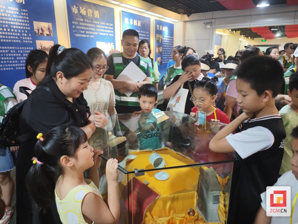 孩子们走进绿色工厂触摸绿色环保-1.jpg