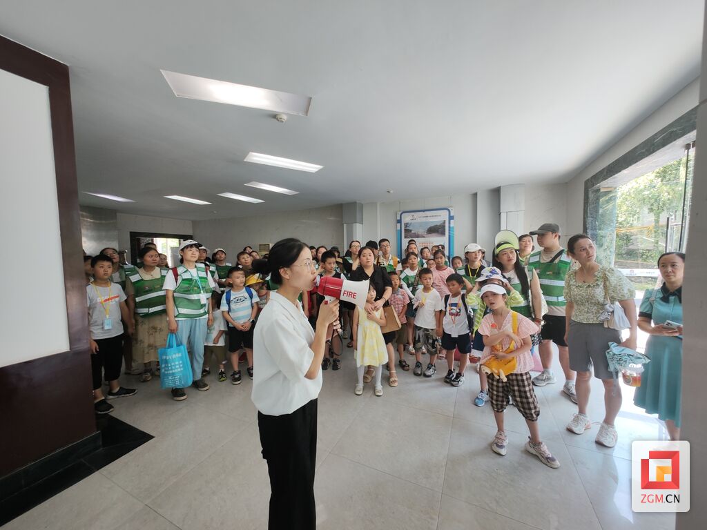 孩子们走进绿色工厂触摸绿色环保-2.jpg