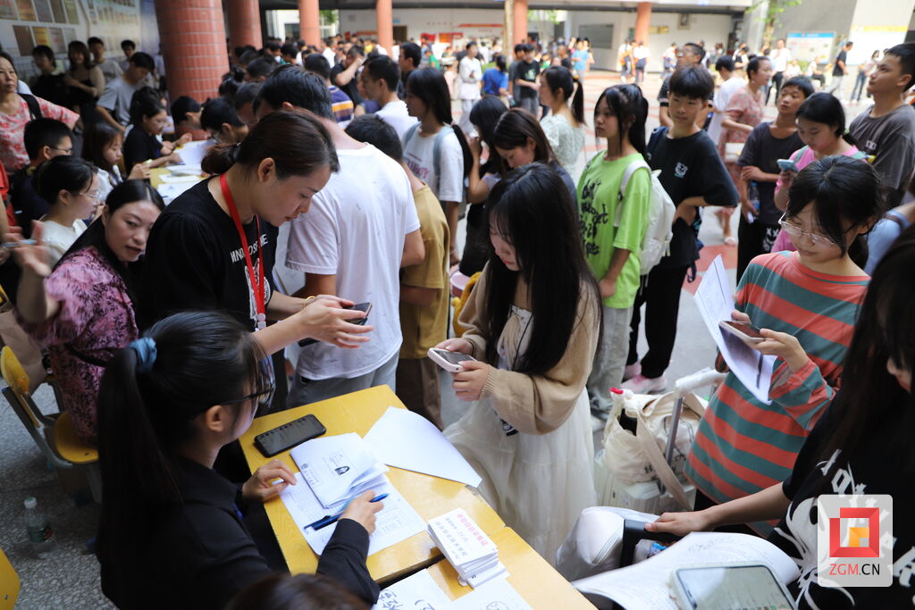 开学季│自贡职业技术学校迎来2200余名新生-1.jpg