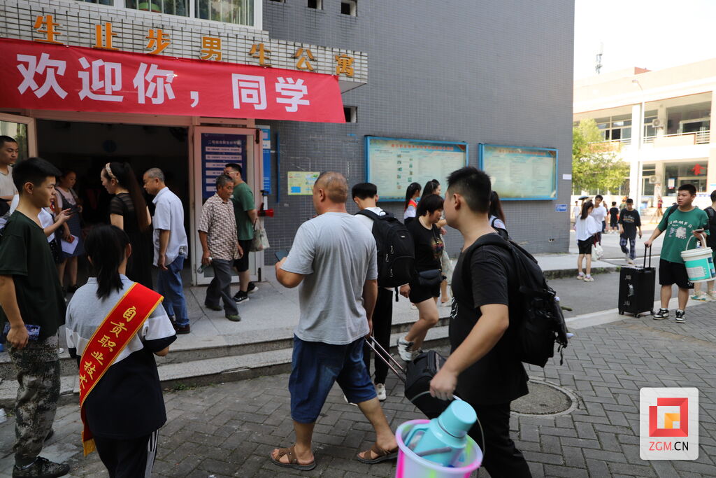 开学季│自贡职业技术学校迎来2200余名新生-2.jpg
